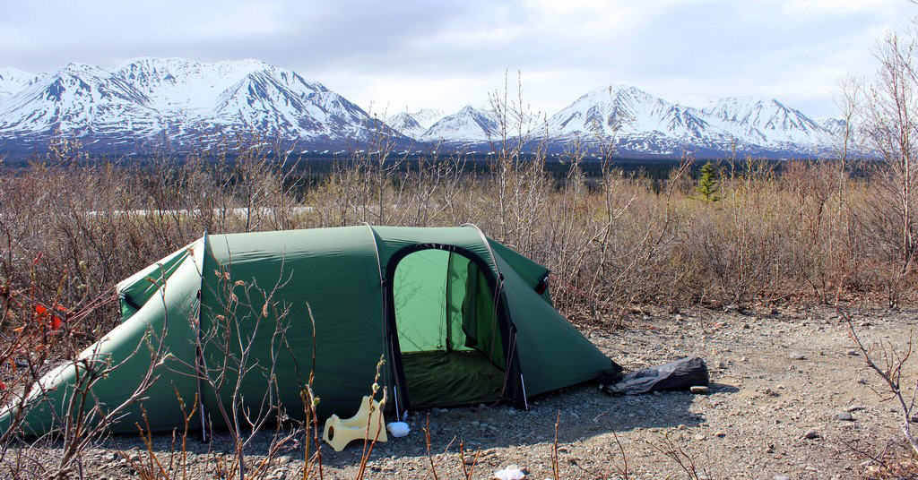 Nuit en camping sauvage avec un enfant pendant un voyage à vélo