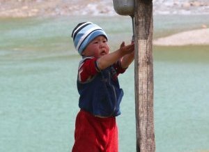 Les enfants passent tout l'été en alpage avec leurs parents