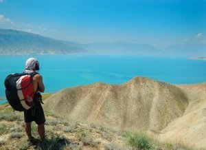 Xavier attend la brise au-dessus du lac de Toktogul