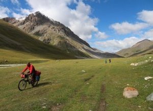 Départ du dernier camp avant le col de Tozor, il a neigé sur les sommets dans la nuit.