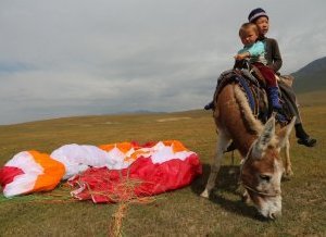 Tout le monde se déplace à cheval, très tôt !