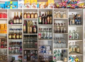 Une épicerie typique et un rayon vodka digne d'un duty-free !